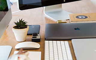 pg电子-布朗与Speed短跑赛后，为其送上个人品牌球鞋741Performance